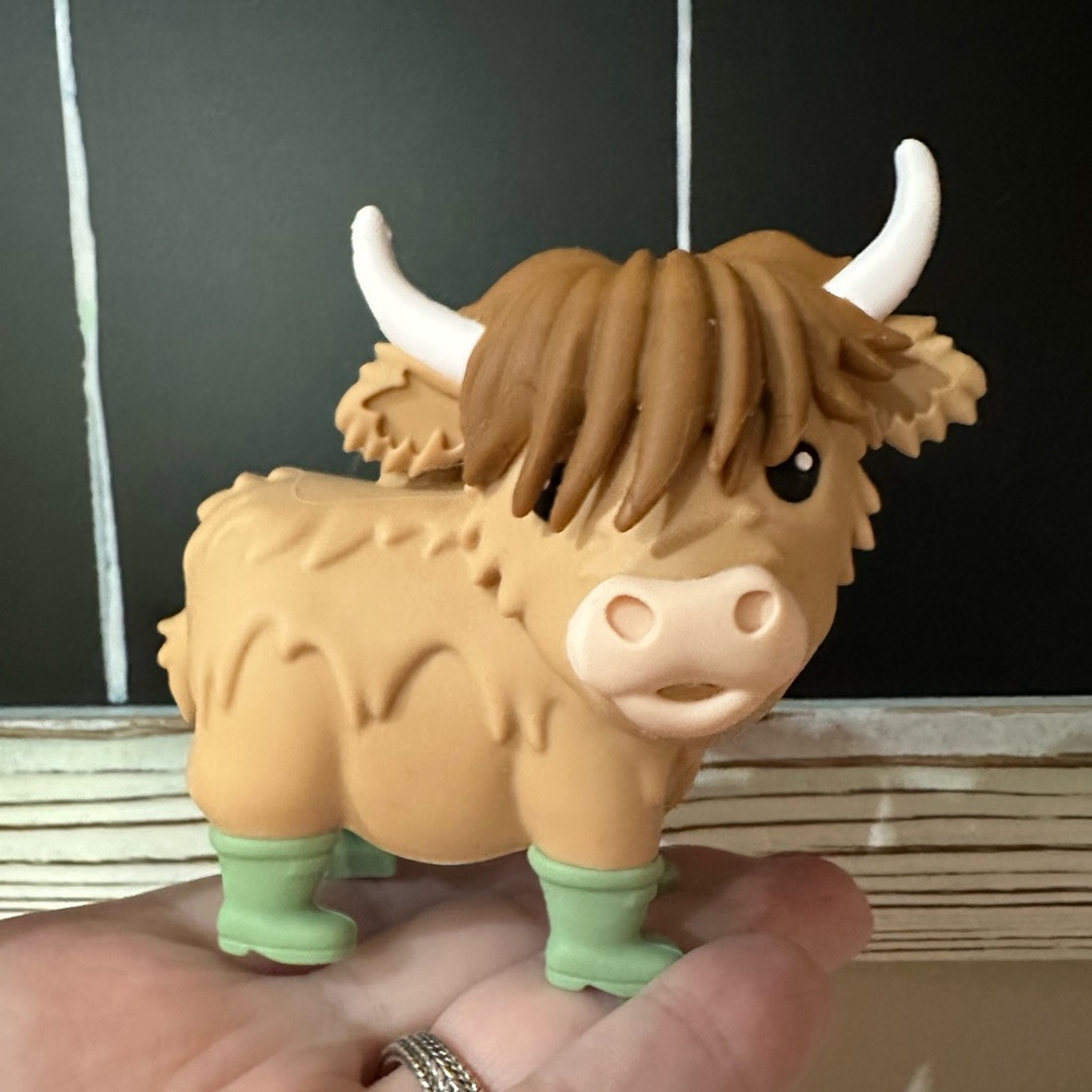 Adorable highland cow pocketboc holder. NWT. - Picture 2 of 4